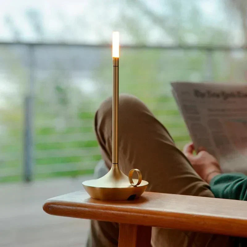 Elegant genopladelig dæmpbar bordlampe i aluminium formet som et stearinlys