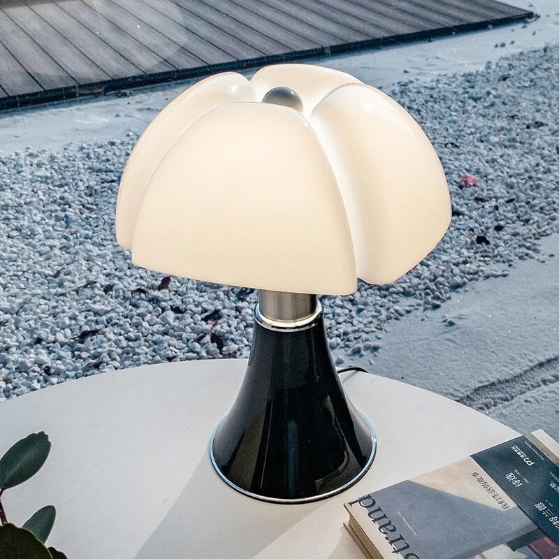 Von Blumen inspirierte dimmbare Stahltischlampe mit Touch-Steuerung
