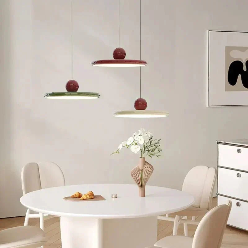 Bauhaus-Pendelleuchte aus schalenförmigem Glas und Metall