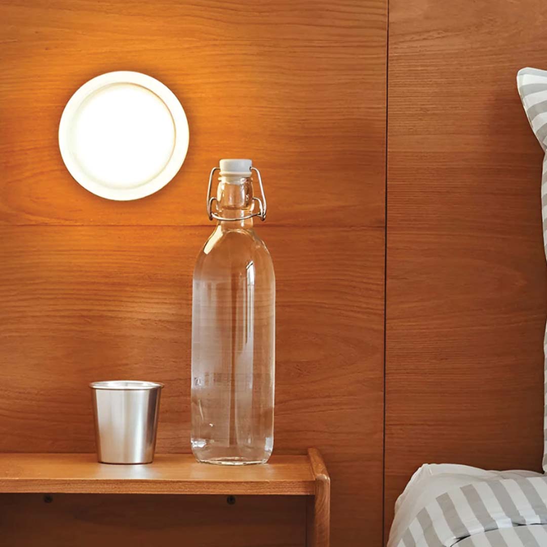 Kompakte Wandleuchte aus Acryl und Aluminium mit Druckschalter